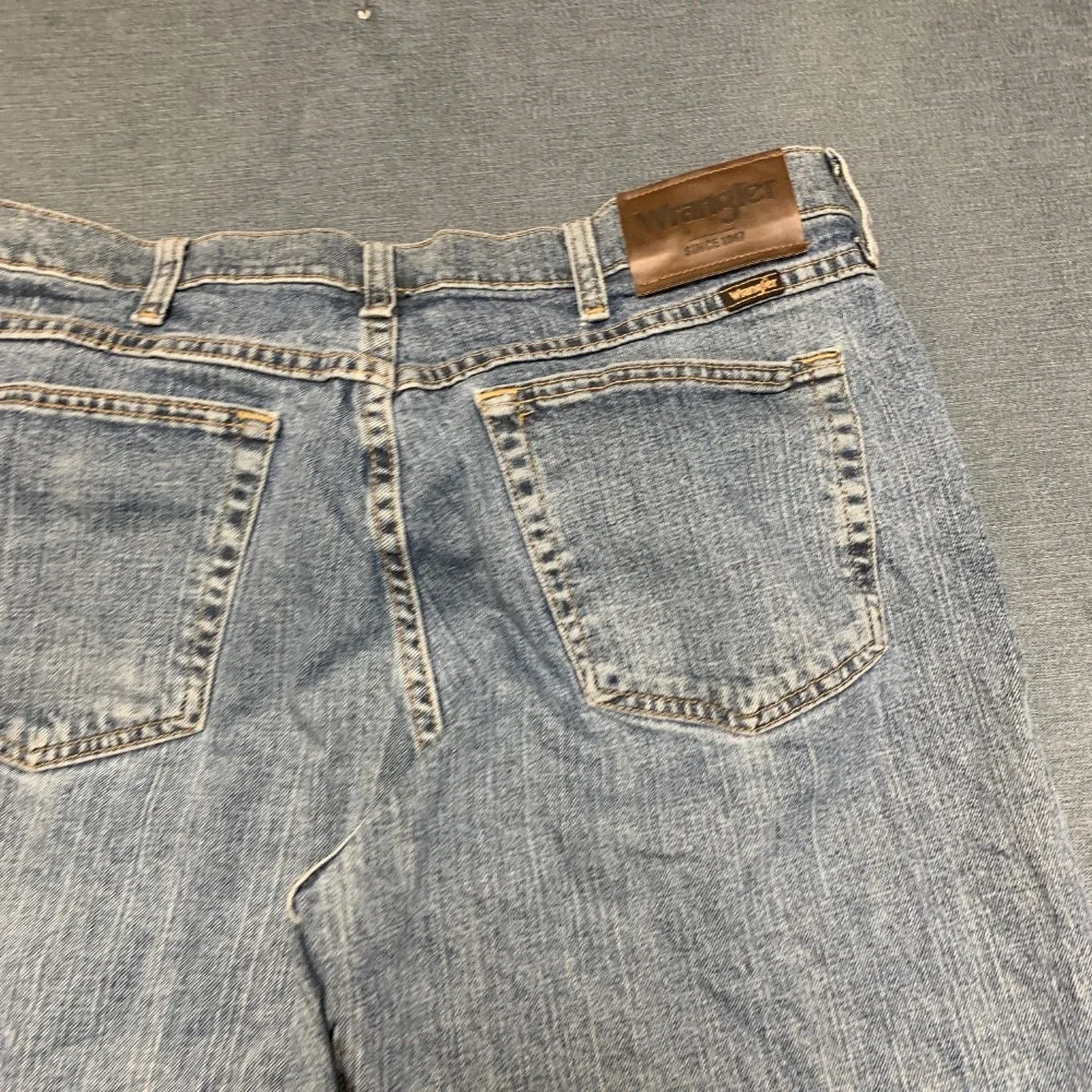 Wrangler Jeans Mens 34x29 Blue Denim Cotton Medium Wash Distressed Relaxed Fit